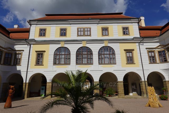 Zámek v Rychnově
nad Kněžnou Zámek v Rychnově
nad Kněžnou