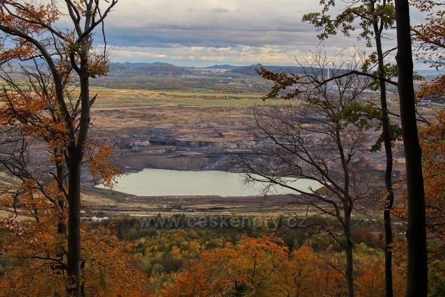 Výhled na nově vznikající jezero v lomu ČSA