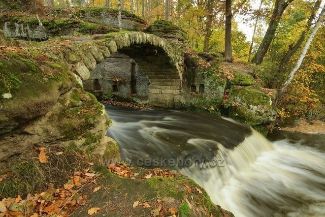Kamenný můstek u výpustě z Hrázského rybníka