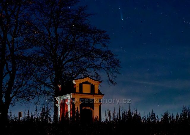 Kaple sv. Floriána nad Pelhřimovem s kometou C/2025 A6 (Lemmon)