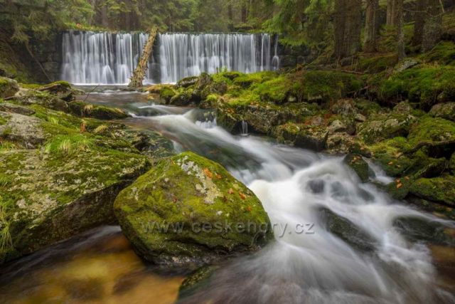 Kaskáda na Bíle Desné pod protrženou přehradou.