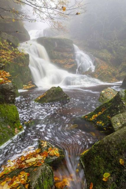 Jeden z největších vodopádů v Jizerských horách - Polední vodopád v podzimní kráse.