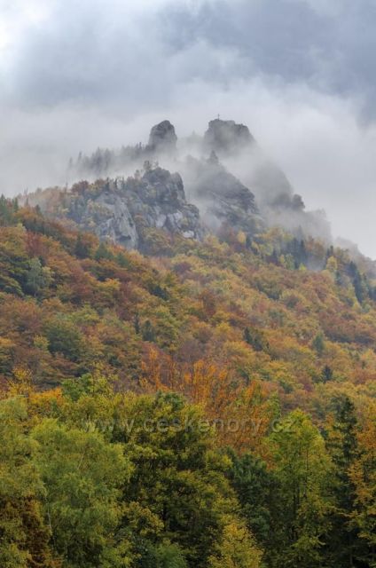 Frýdlantské cimbuří zahalené v podzimní mlze.