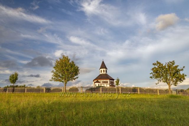 Tesařov a jeho kostelík na místním hřbitově. 