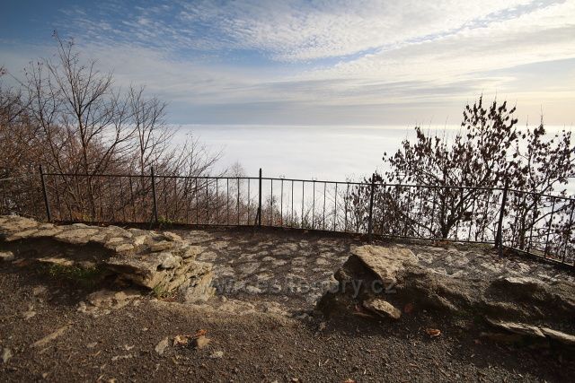 Vyhlídková terasa pod chatou na Milešovce