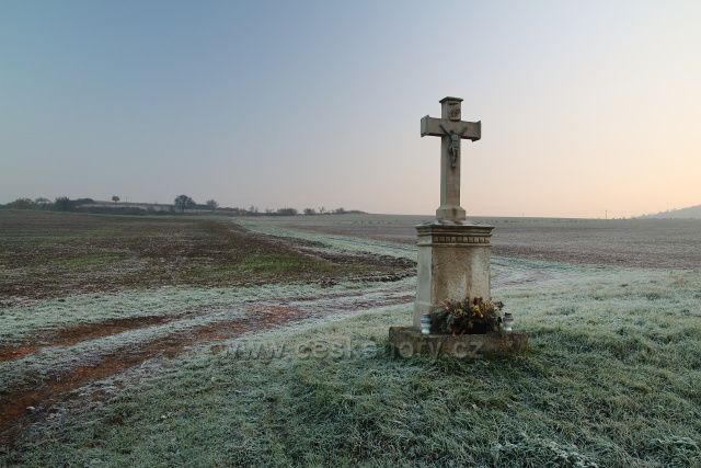 Kříž u Mirošovic