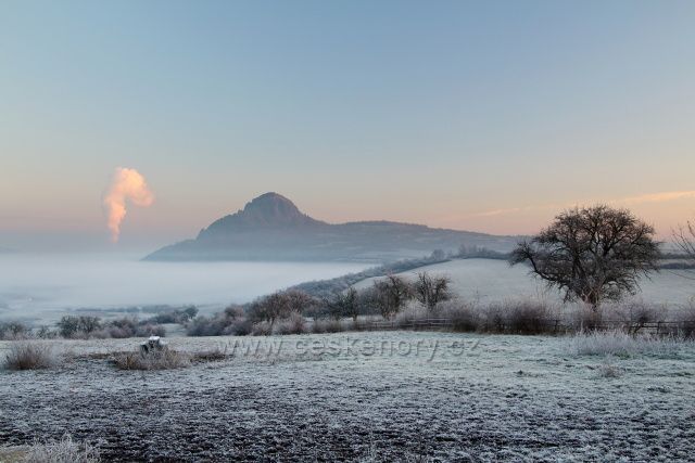 Bořeň před východem slunce