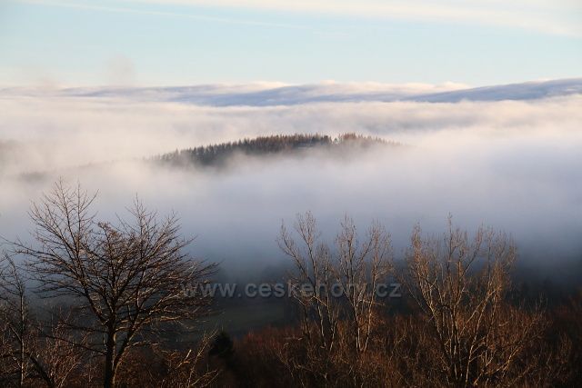Vrch Kohlhaukuppe vystupuje z mlhy