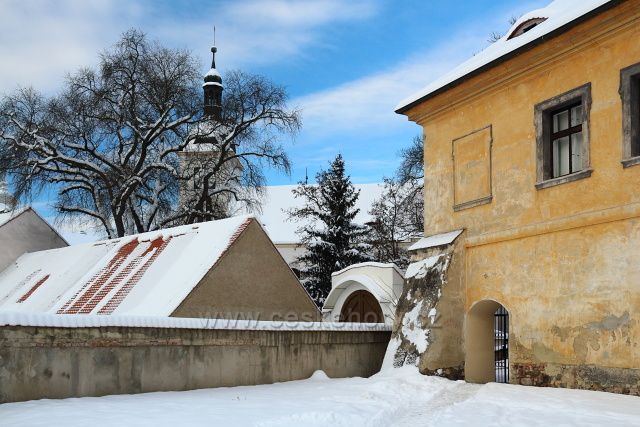 Průchod farskou zahradou