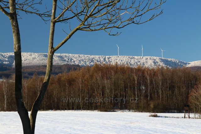 Pohled od kapličky na Krušné Hory