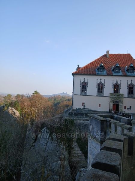 z nádvoří zámku Hrubá Skála