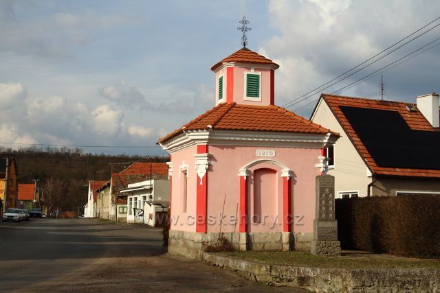 Kaplička v Břežanech