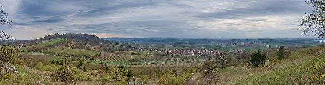 Panoramatický pohled na Klentice, Sirotčí hrádek a Pernou