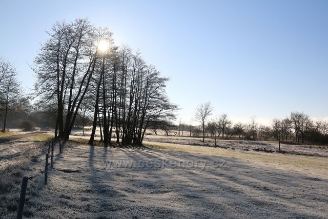 Mrazivé ráno nad Červeným Újezdem