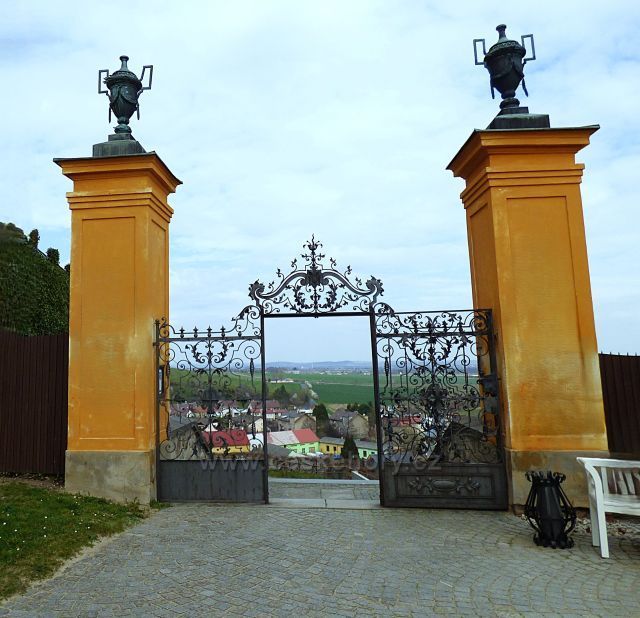 Jánský vrch - zámek,
Javorník