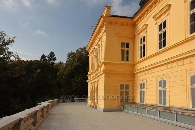 Nově opravená terasa hlavní budovy lázní