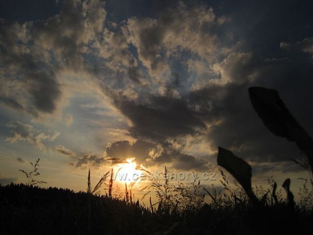 západ slunce v květnu