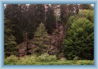 Rozštípená skála