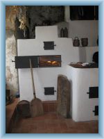 Roštejn - prostory pokladny s expozicí staré kuchyně